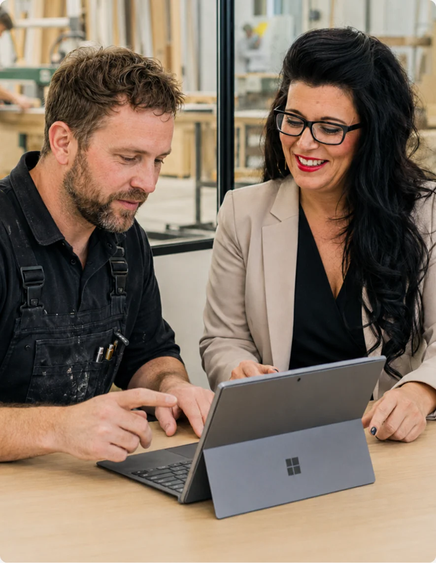 Zwei Mitarbeitende der GKK arbeiten gemeinsam am Laptop