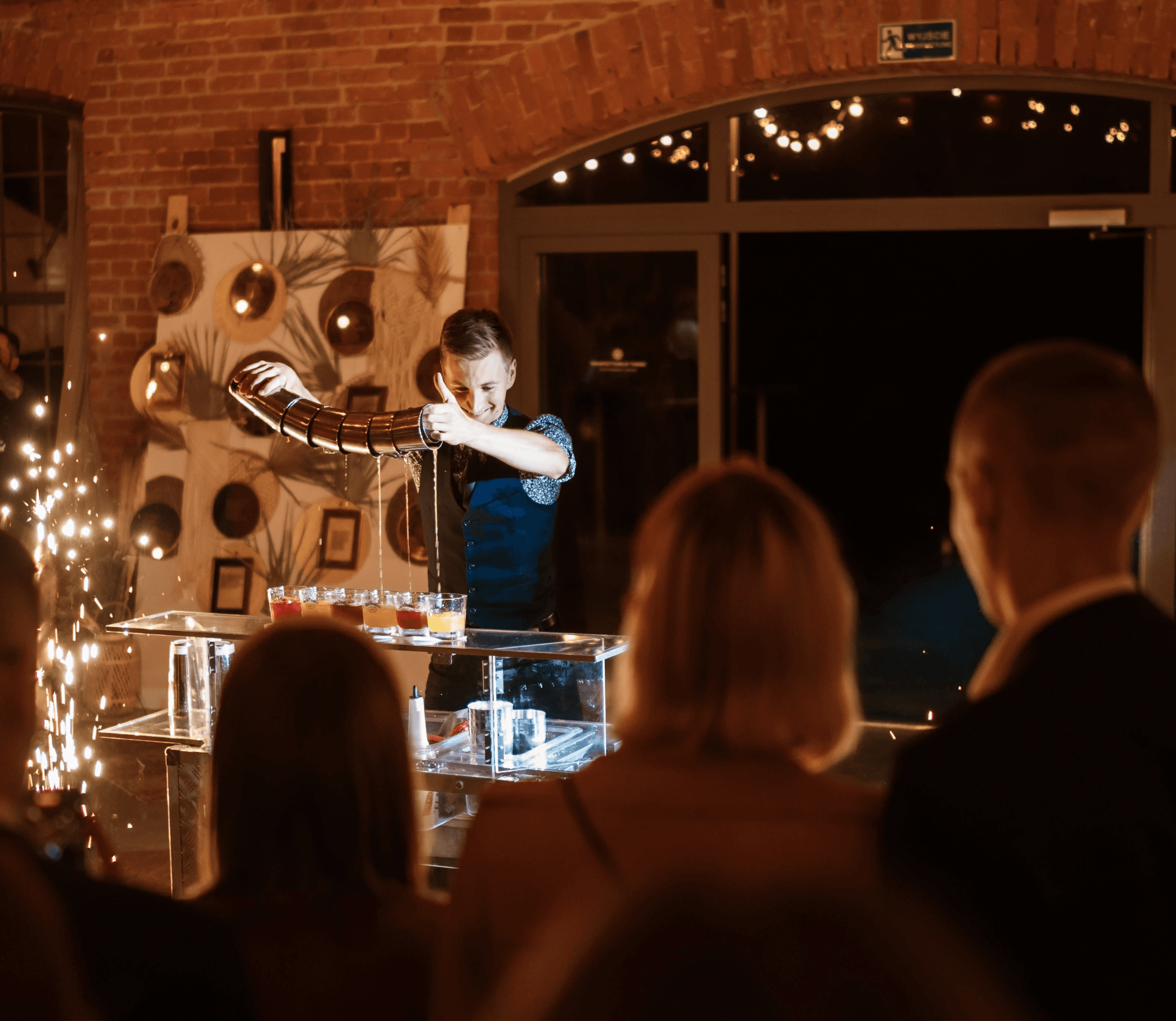 Goście weselni obserwują pokaz barmański na weselu 