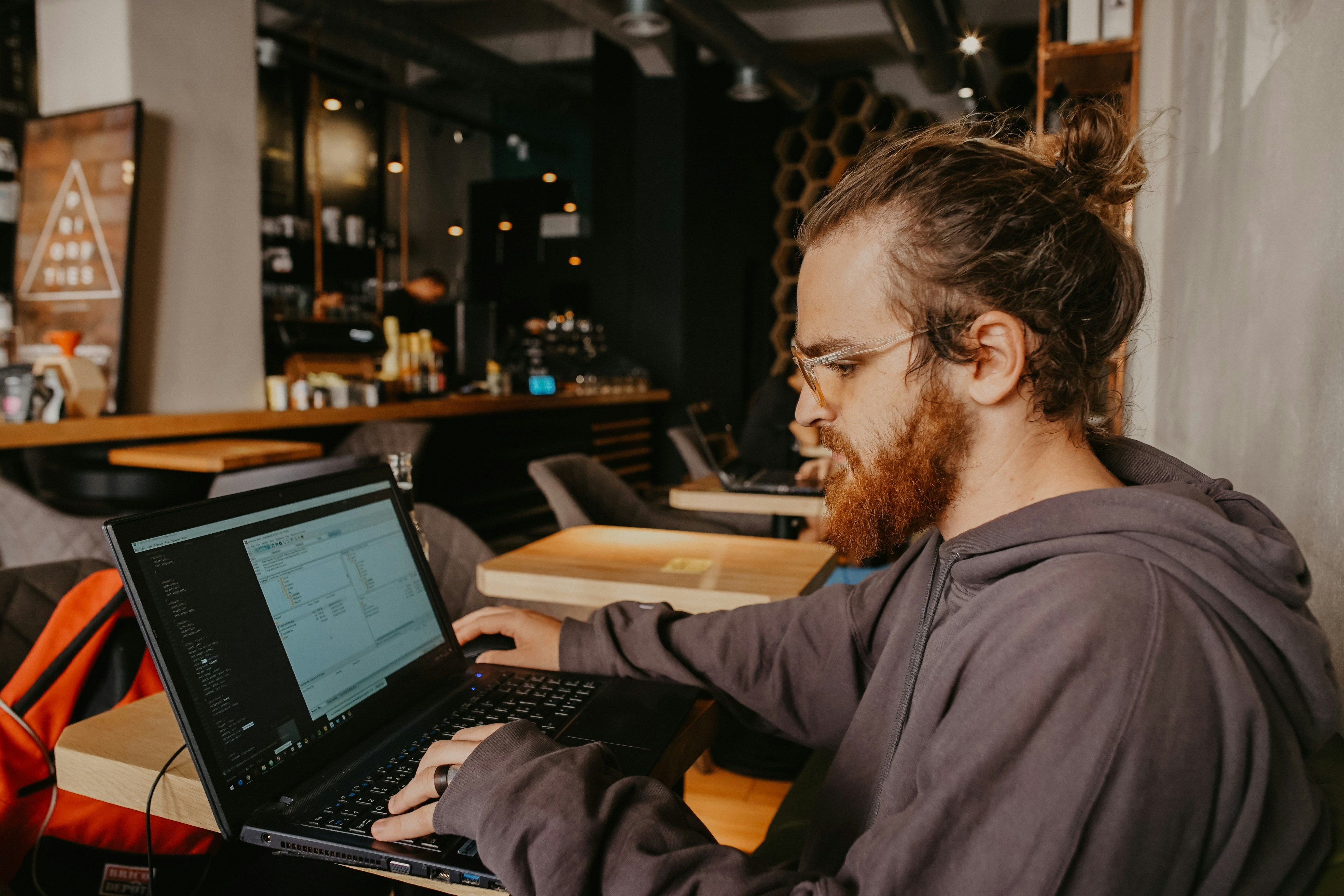 man studying on his laptop - Scholarly vs Popular Sources