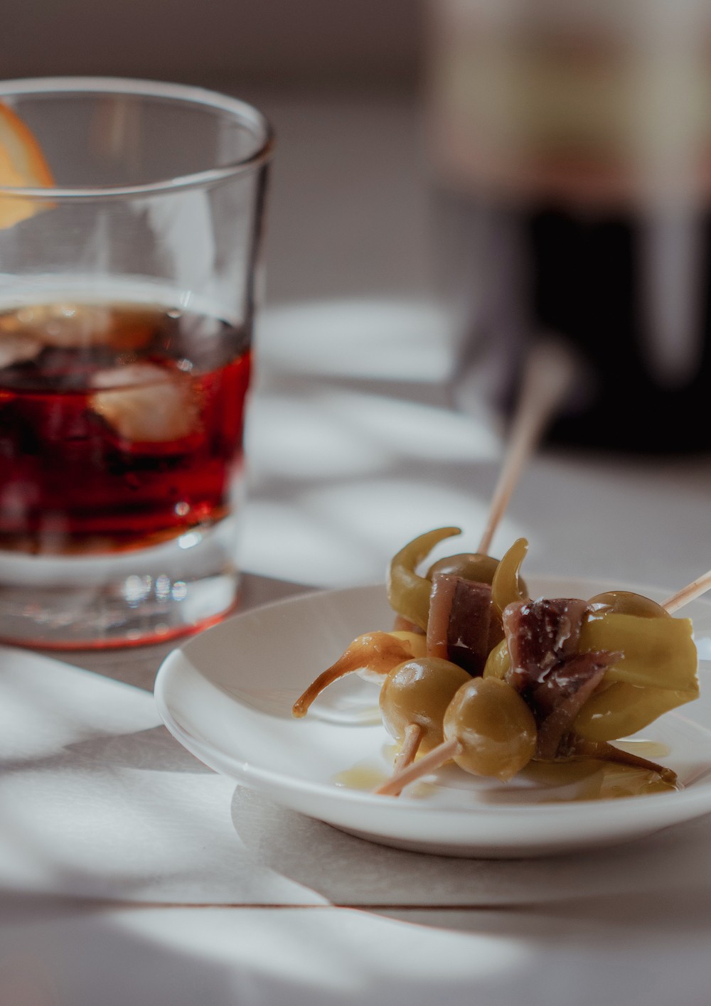 Gedeckter Tisch mit Oliven, Allioli und Wein in einem Restaurant auf Mallorca