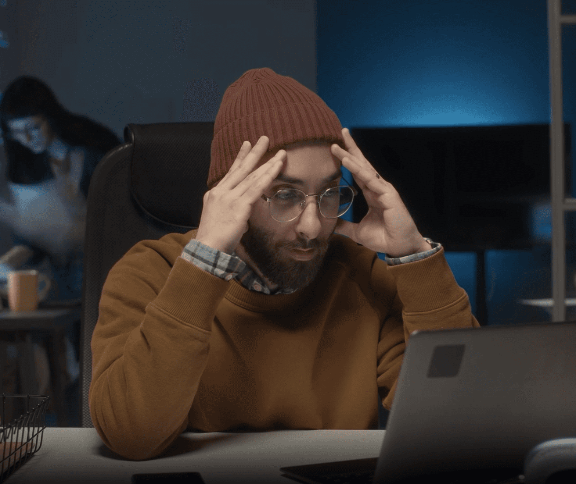 Homme perdu et triste devant son ordinateur