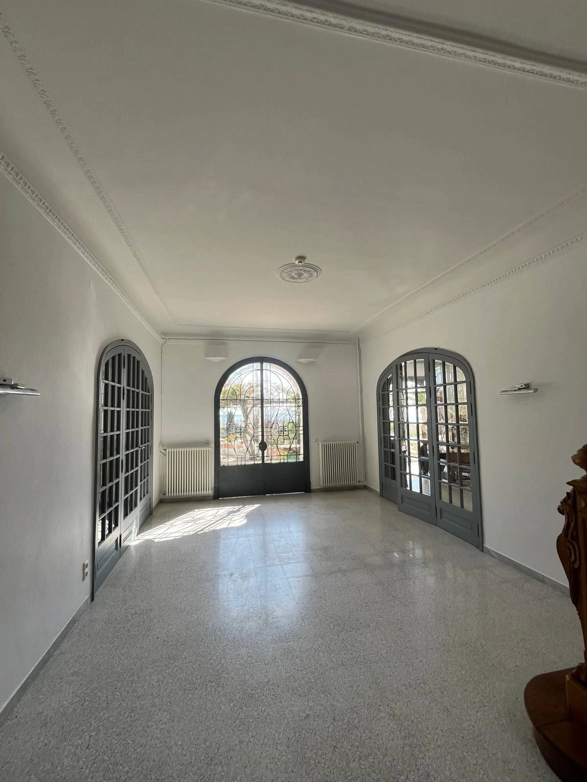 Peinture portes, murs et plafond dans une villa à Golfe-Juan