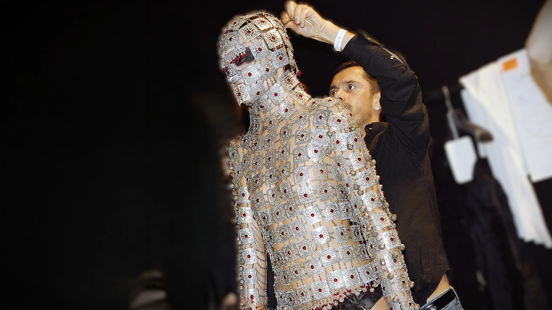 Yashmak Silver couture body armor by Shaun Leane on display for the Alexander McQueen Savage Beauty exhibition at the V&A and Metropolitan Museum of Art.