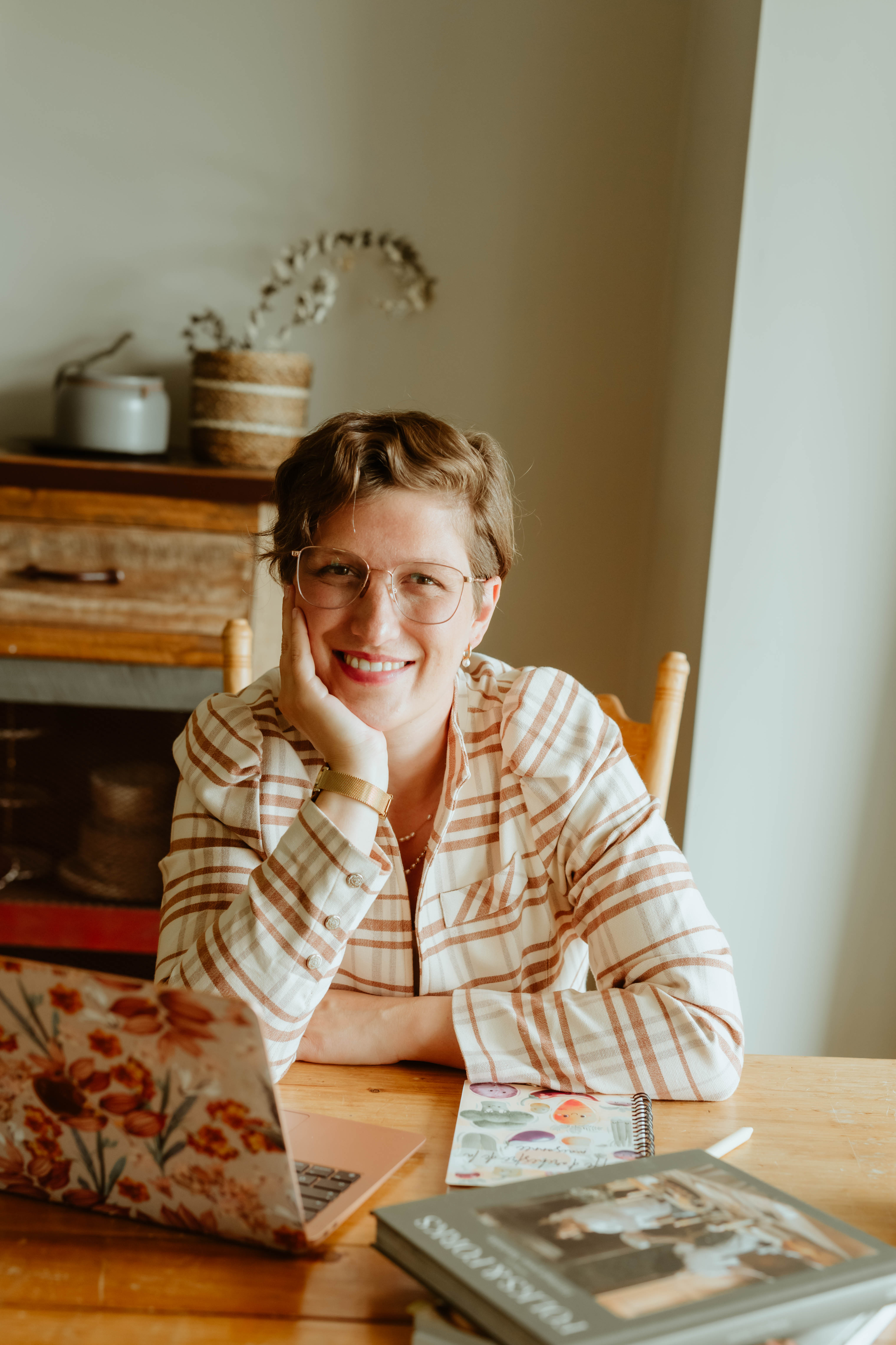 Professionnelle de la santé souriante de la Clinique Épithélia, offrant un accueil chaleureux et humain aux patients.