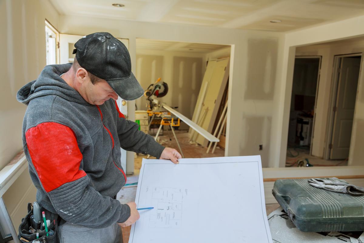 progettista controlla disegno