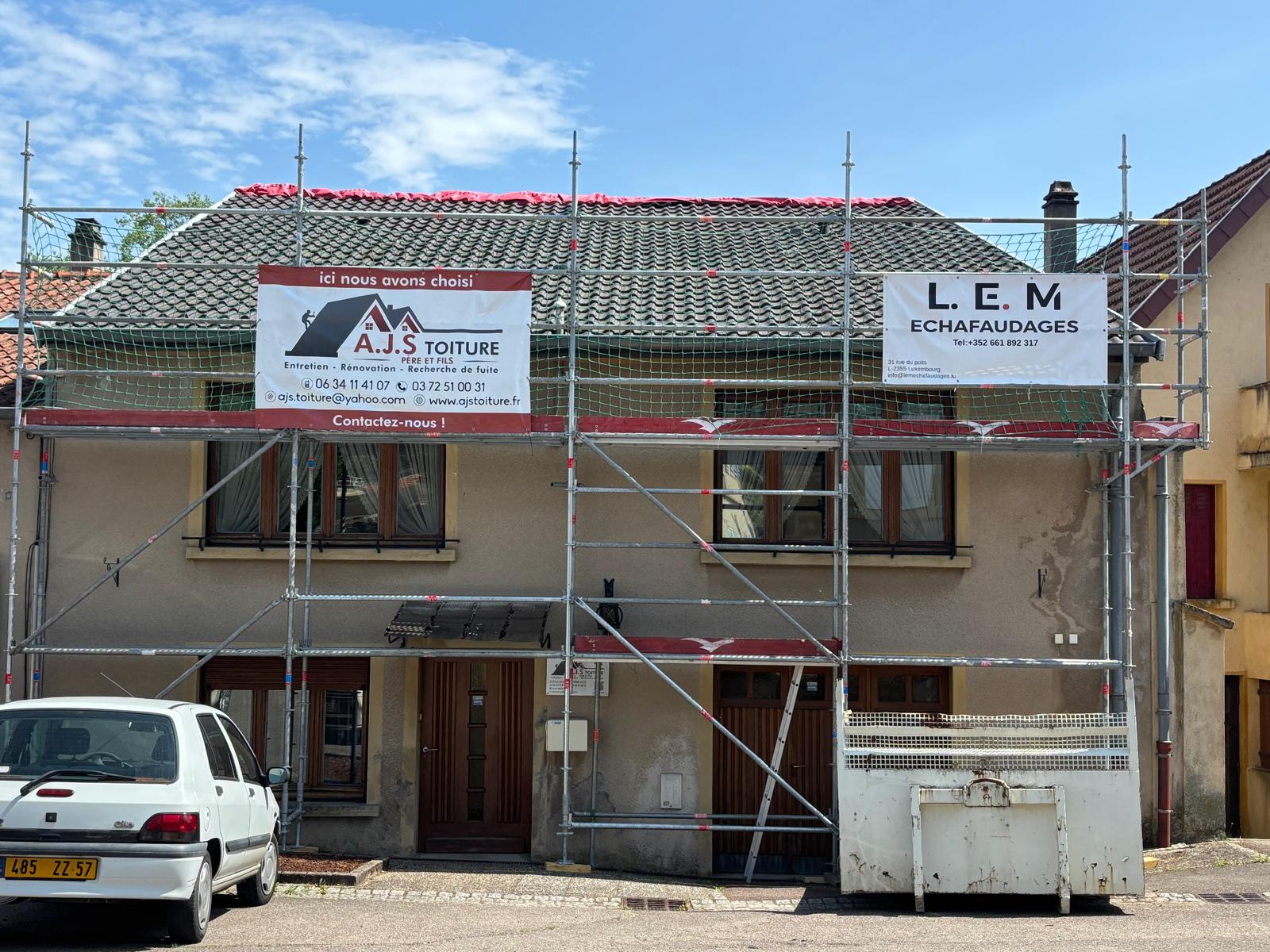 Gouttière et système d'évacuation d'eau nouvellement installés par AJS Toiture