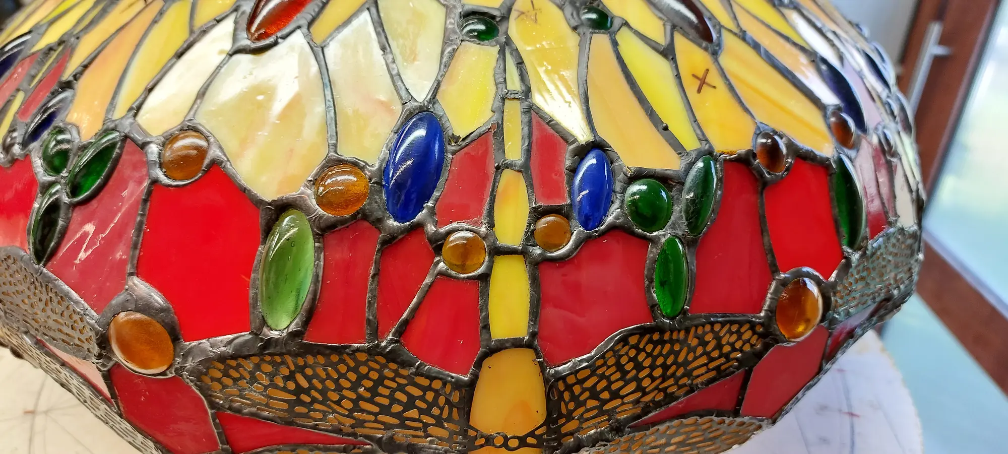 Tiffany lamp - nieuwe glasstukken met gepatineerde soldeer lijnen