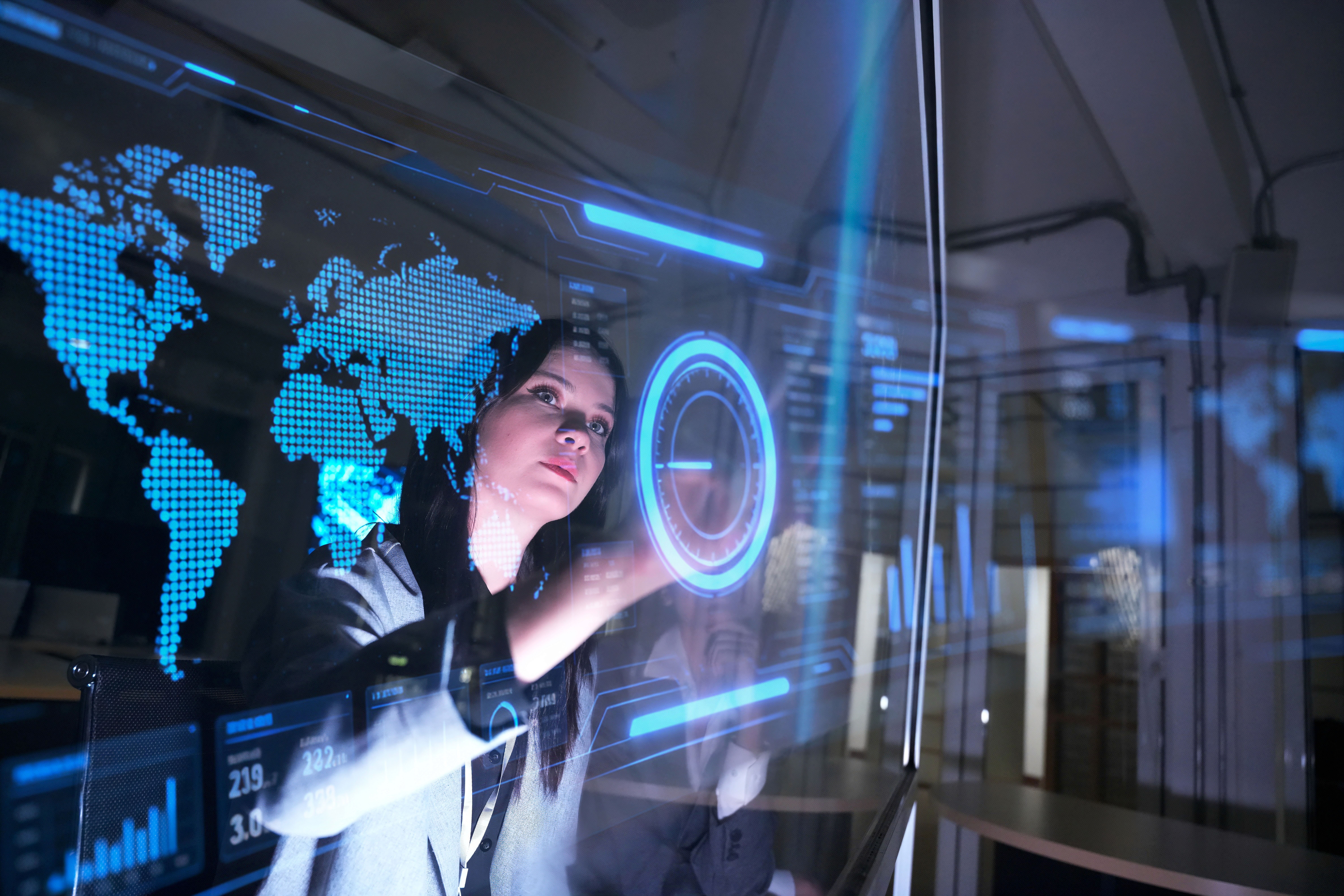 Camión de carga en carretera con un icono rojo flotante que indica alerta de interferencia GPS (Jammer), mostrando protección en tiempo real y señalización de seguridad tecnológica.