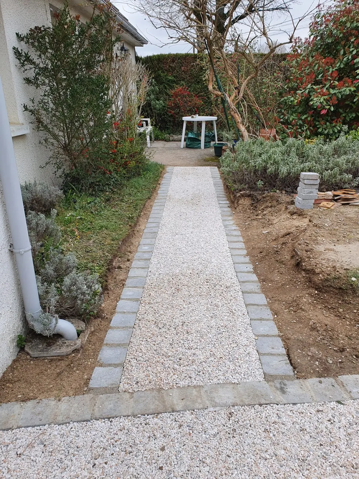 jardin avec une allée pavée et des plantes environnantes