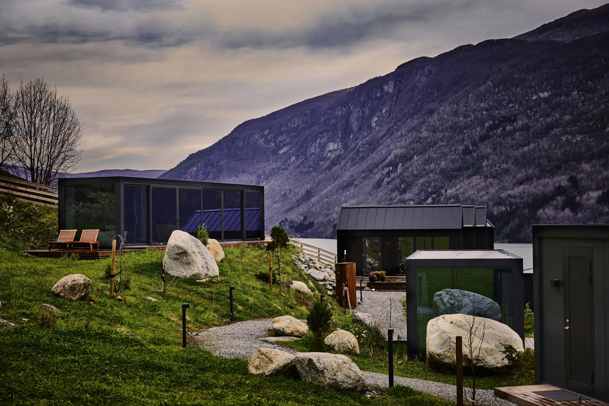 Sølvane Gard i Kandalen med fjell og brelandskap i bakgrunnen