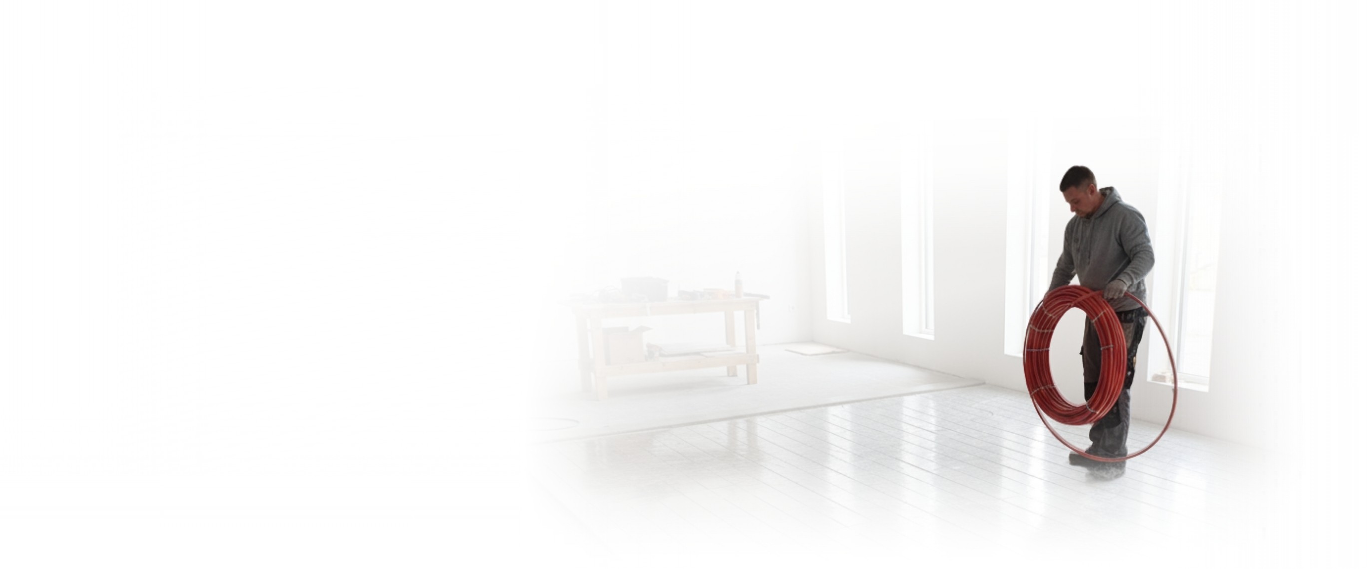 Header Bild für Desktop Version mit einem Baby und einer Auflistung verschiedener Merkmale unserer Fußbodenheizung.