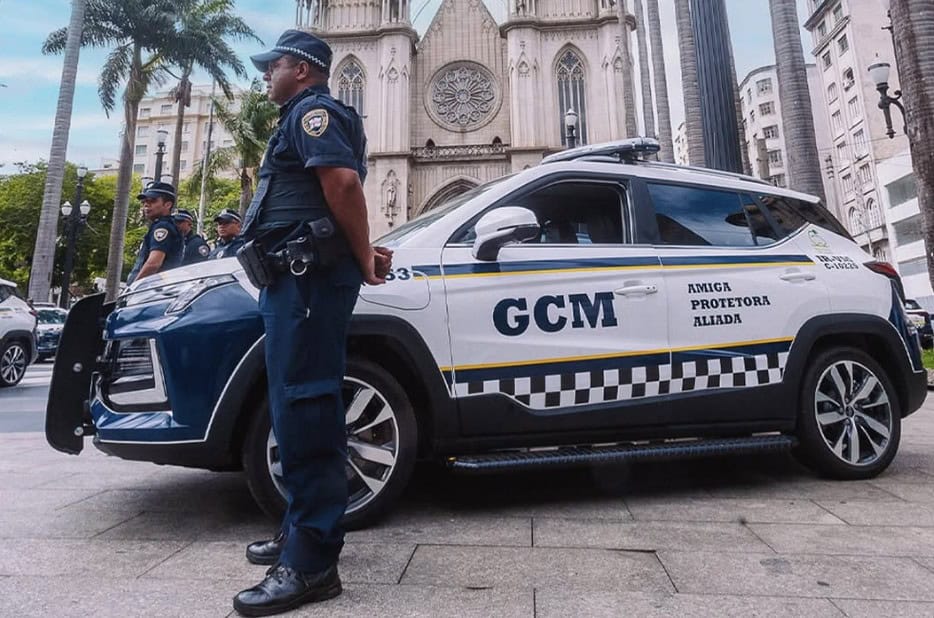 gcm em frente a viatura