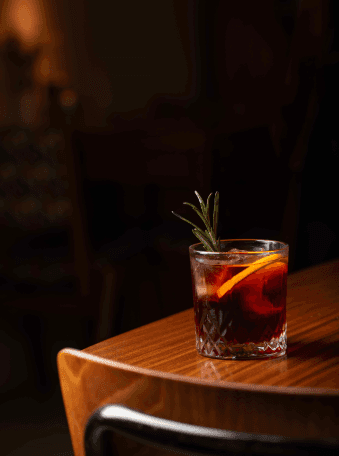 Cóctel artesanal con romero y naranja en Faire. Tapas & Wine, Eixample Barcelona