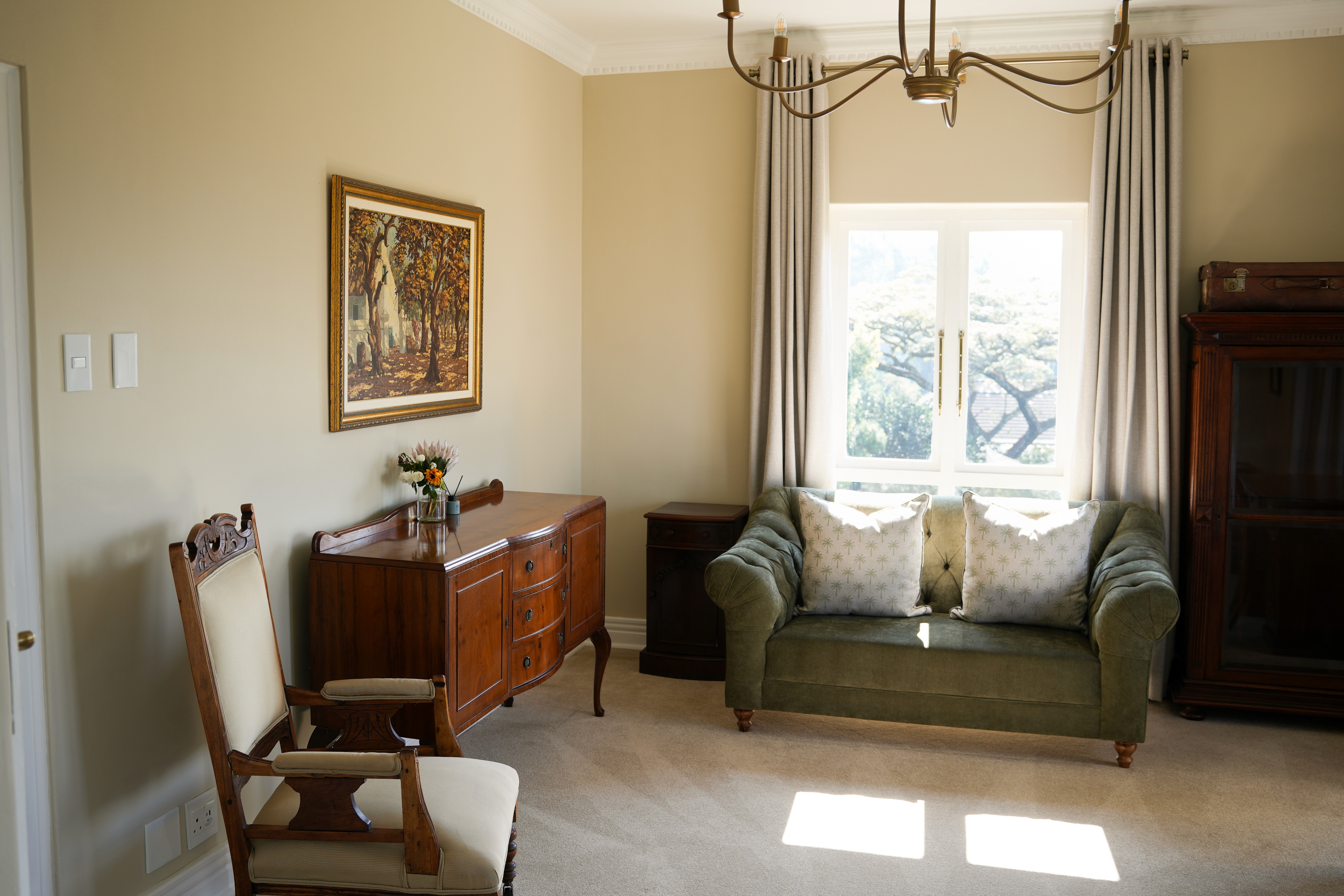 Redlands Hotel Premier Room bedroom featuring plush bed and serene ambiance.