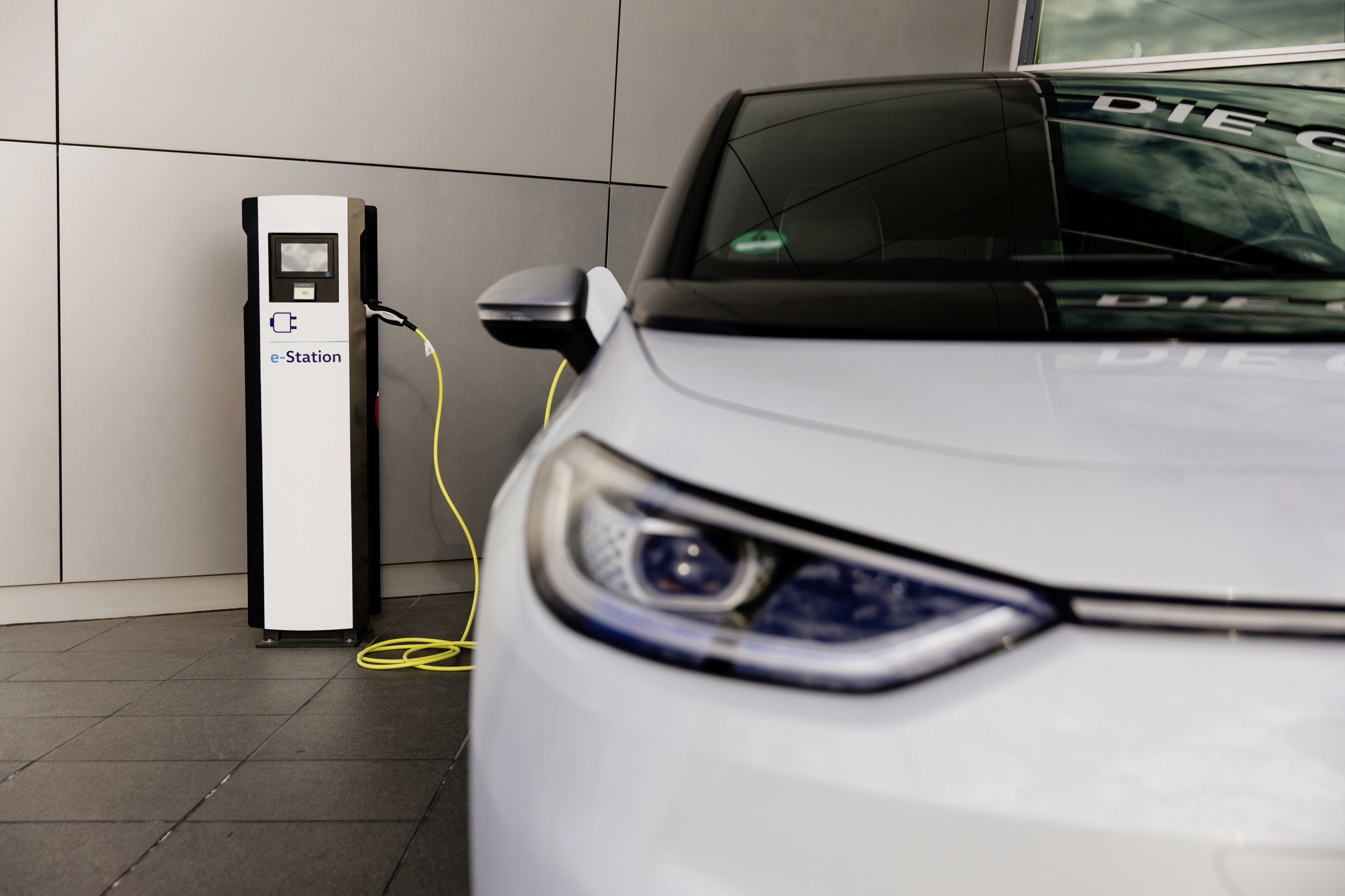Volkswagen ID.3 blanche branchée sur une borne de recharge, gros plan sur l’avant de la compacte électrique