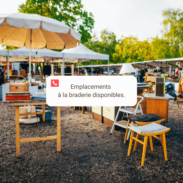 Notification Gling annonçant des emplacements disponibles à la braderie dans une rue commerçante animée, illustrant la communication entre commerçants et la vie de quartier.