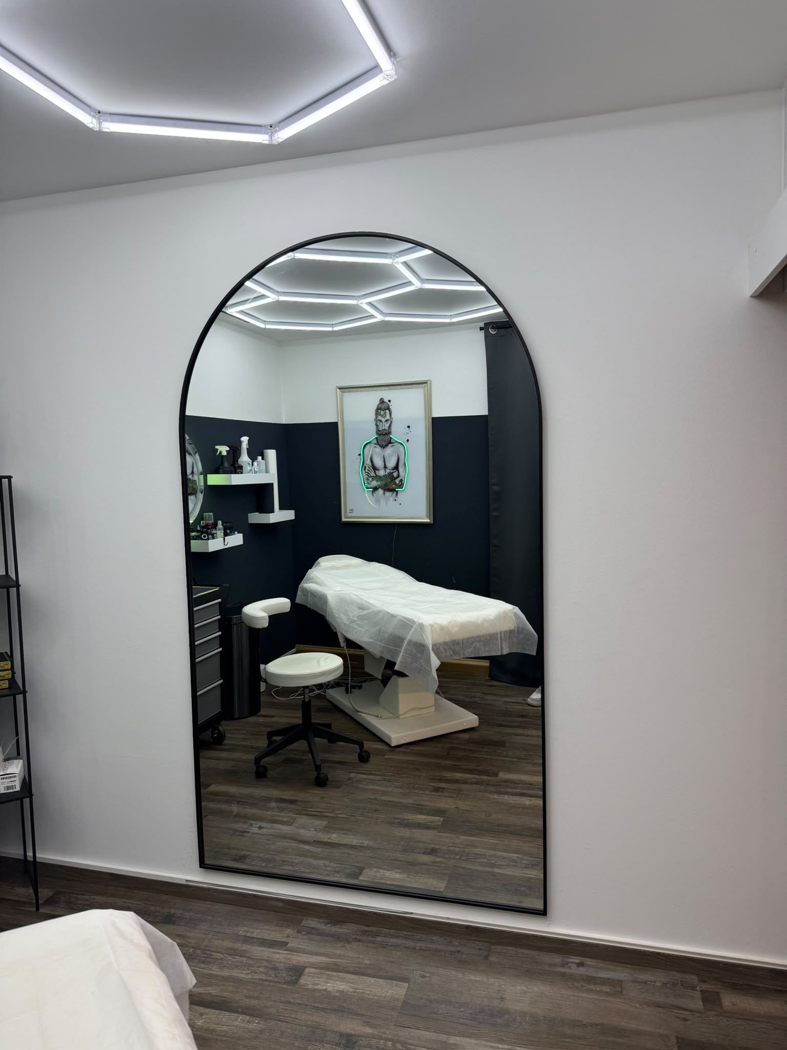 Warteraum mit Ledersesseln im Tattoostudio Blackline V1 in Passau
