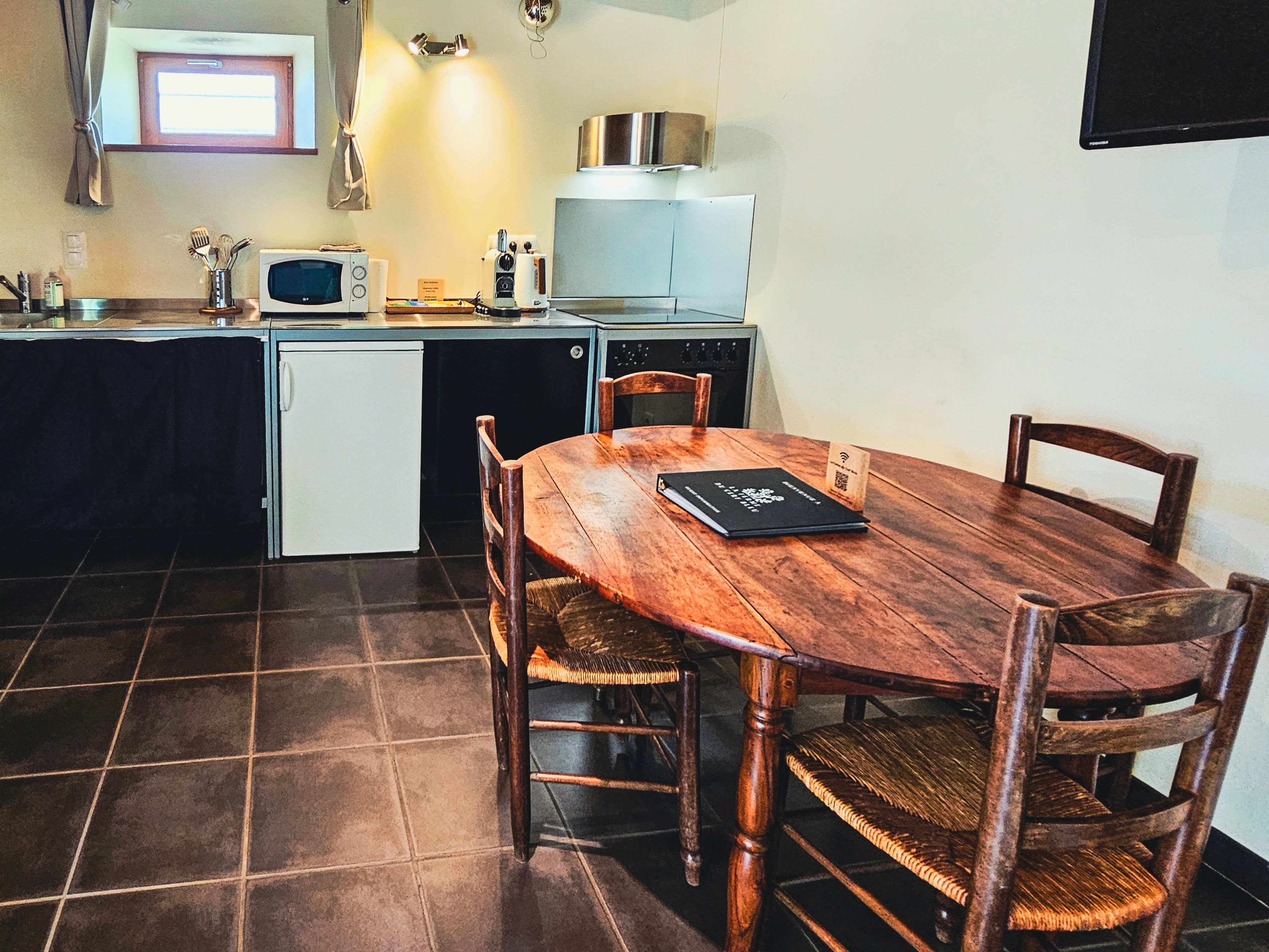 Petite cuisine avec table en bois