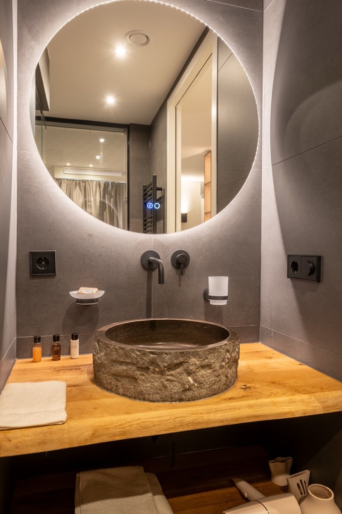 Luxe hotelsuite met privé sauna en balkon bij Hotel Four Stories