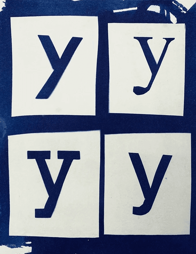 : Blaudruck-Design mit Times New Roman Buchstaben: Spiel mit Positiv- und Negativformen in der analogen Fotografie.