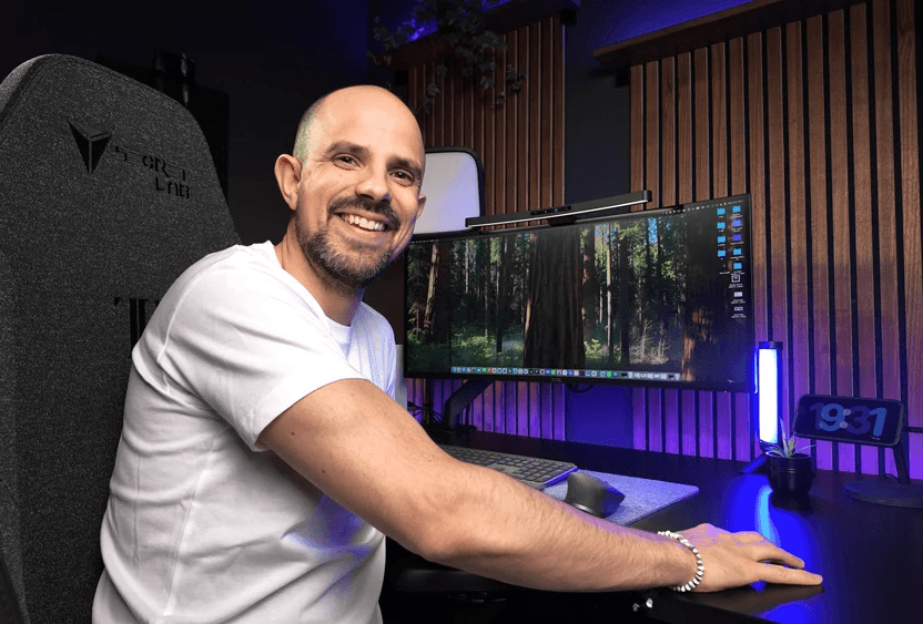 Jon Gregor, entrepreneur digital et formateur en intelligence artificielle, spécialisé dans la création et la monétisation de produits digitaux