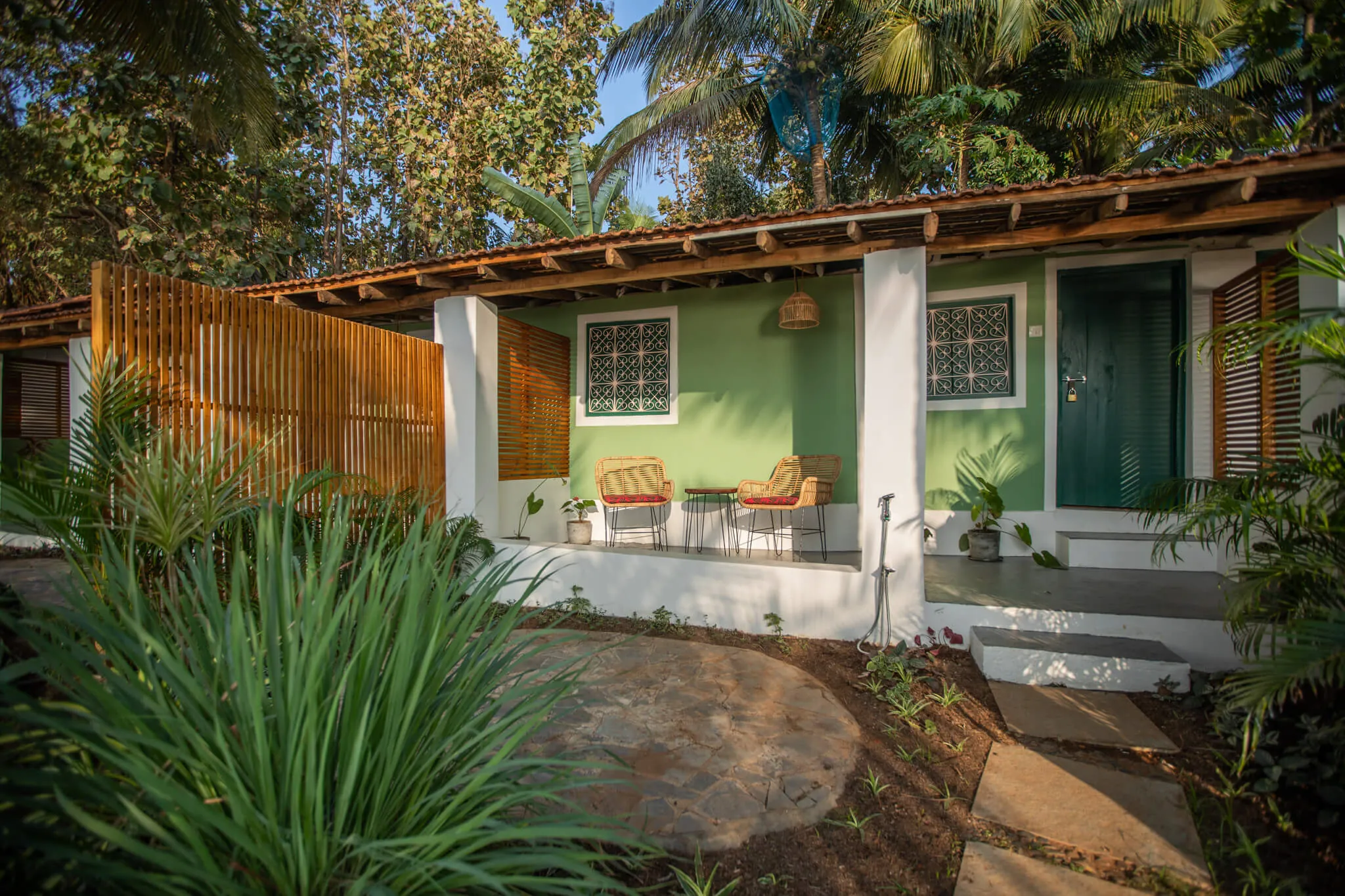 Green garden cottage with a private patio at Casa Jaali