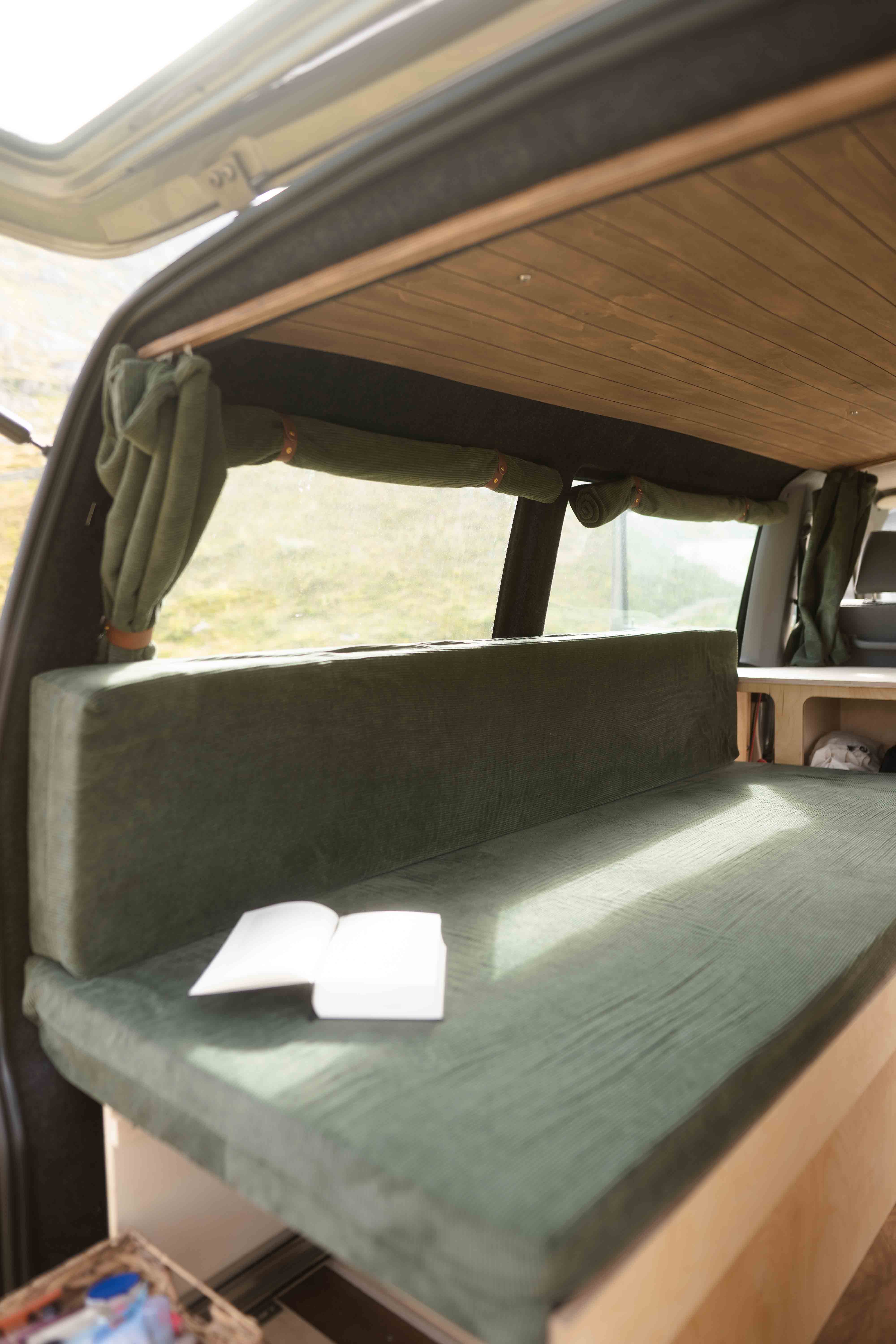 Wellen-Akustiklampe an der Decke montiert, effektive Raumakustik und modernes Design