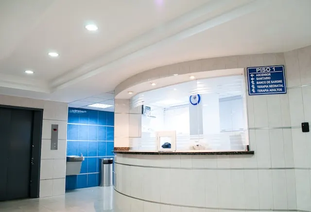 Recepción de un hospital con señalización de plantas, el cuadro médico al que se sigue teniendo acceso con el seguro tras graduarse