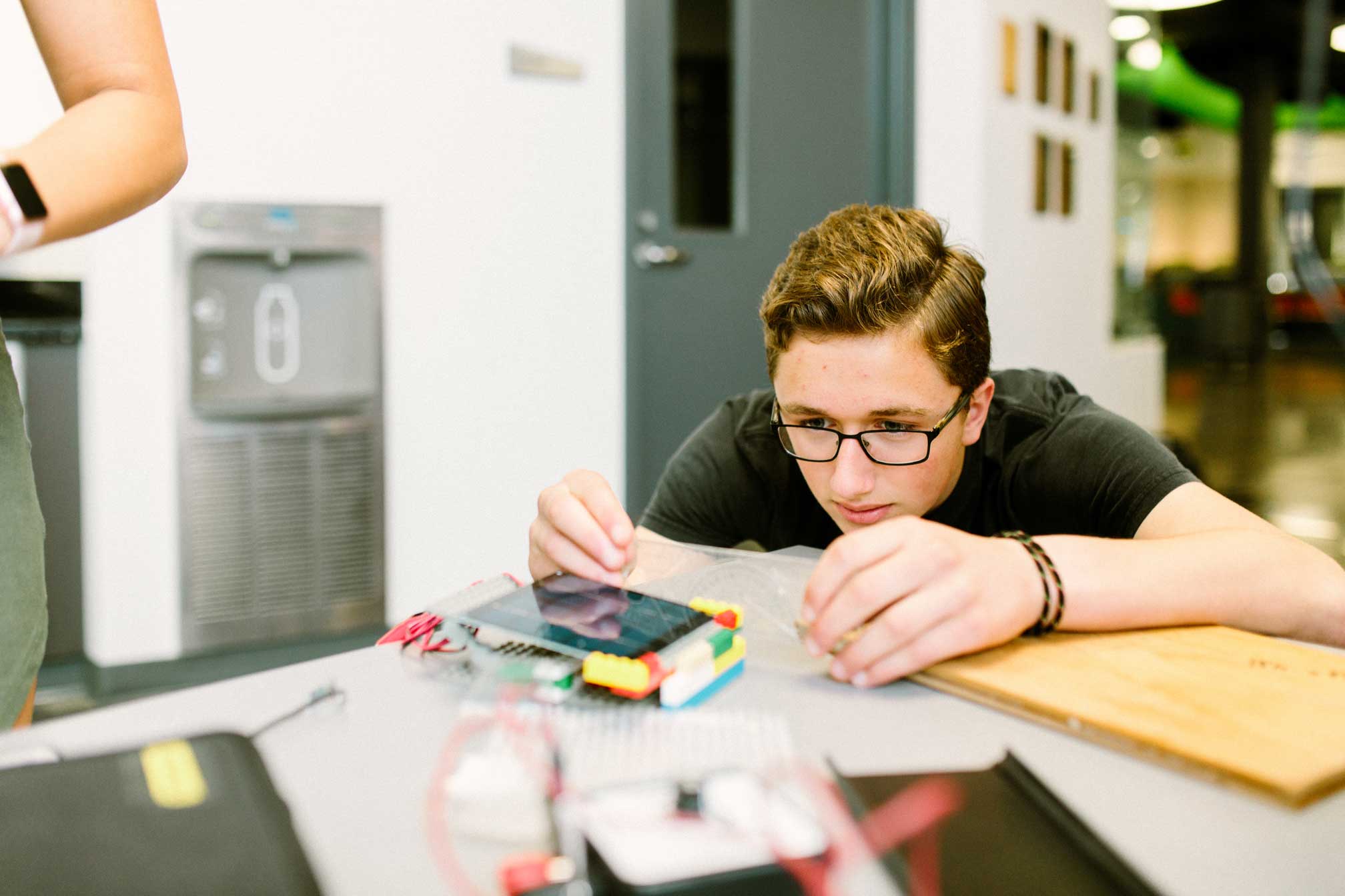 La juventud construyendo y experimentando durante actividades de laboratorio prácticas en el festival