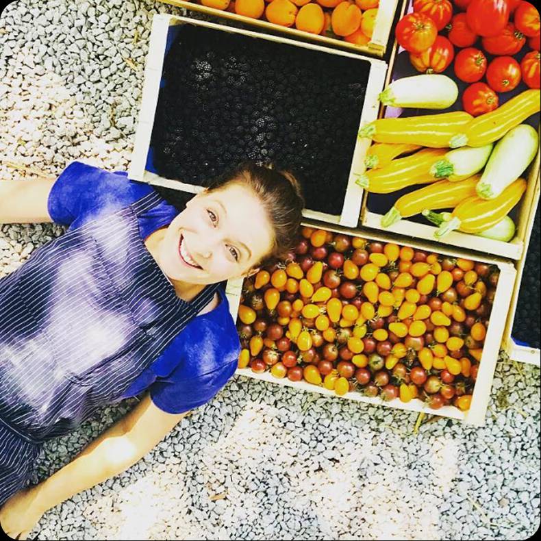 Sélection de fruits et légumes frais issus du marché pour cuisine traiteur de saison.