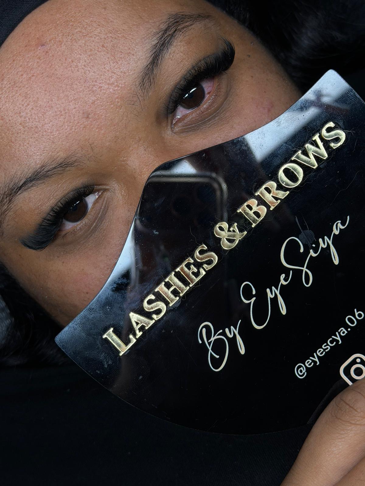 Pose d’extensions de cils fournis sur cliente blonde – effet glamour et regard profond, prestation professionnelle signée EyeScya.