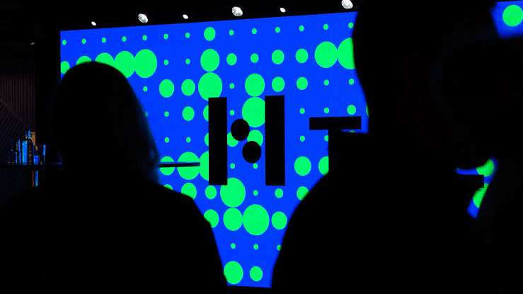 Färgstark ljusinstallation på The Node