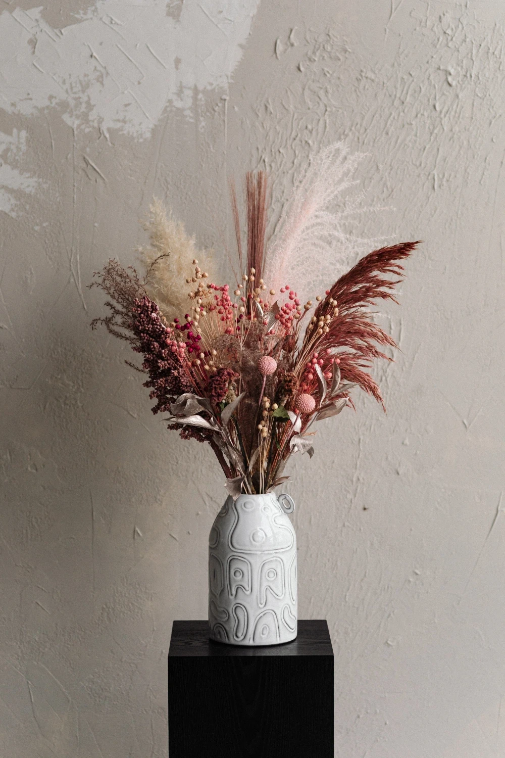 Trockenblumen in neutralen Farben