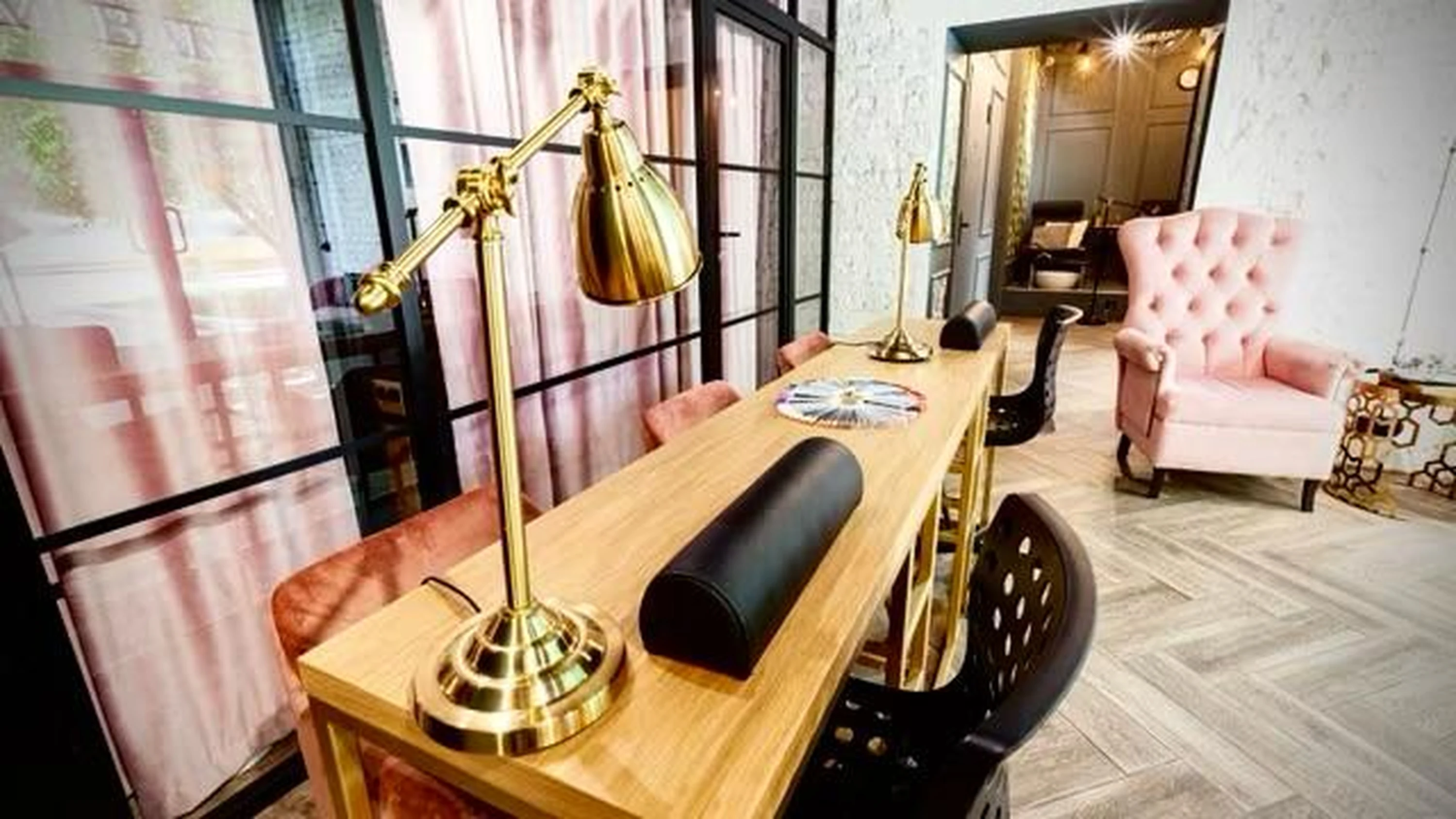 Chambre — linge en lin et tables de nuit fines.