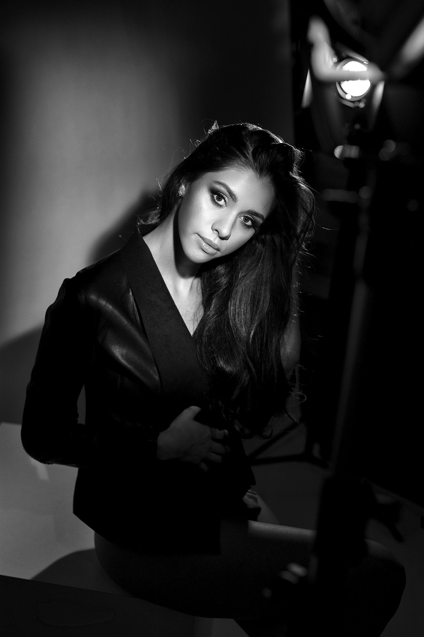Agnieszka Czyzkowska kobiece sesje fotograficzne Warszawa portret kobiety siedzacej w studio czarno-biale