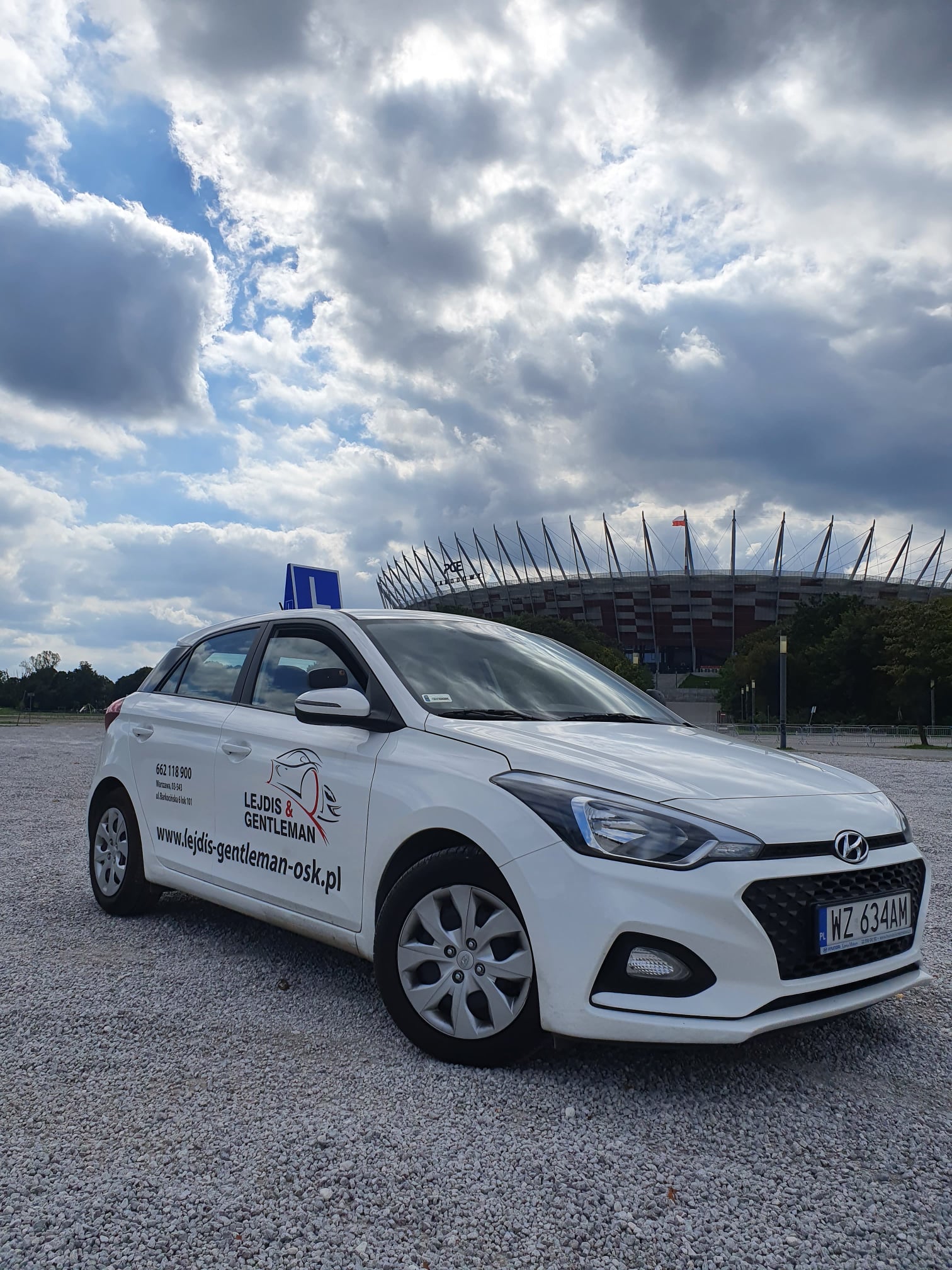 Nauka jazdy samochodem – od podstaw do pewności na drodze.