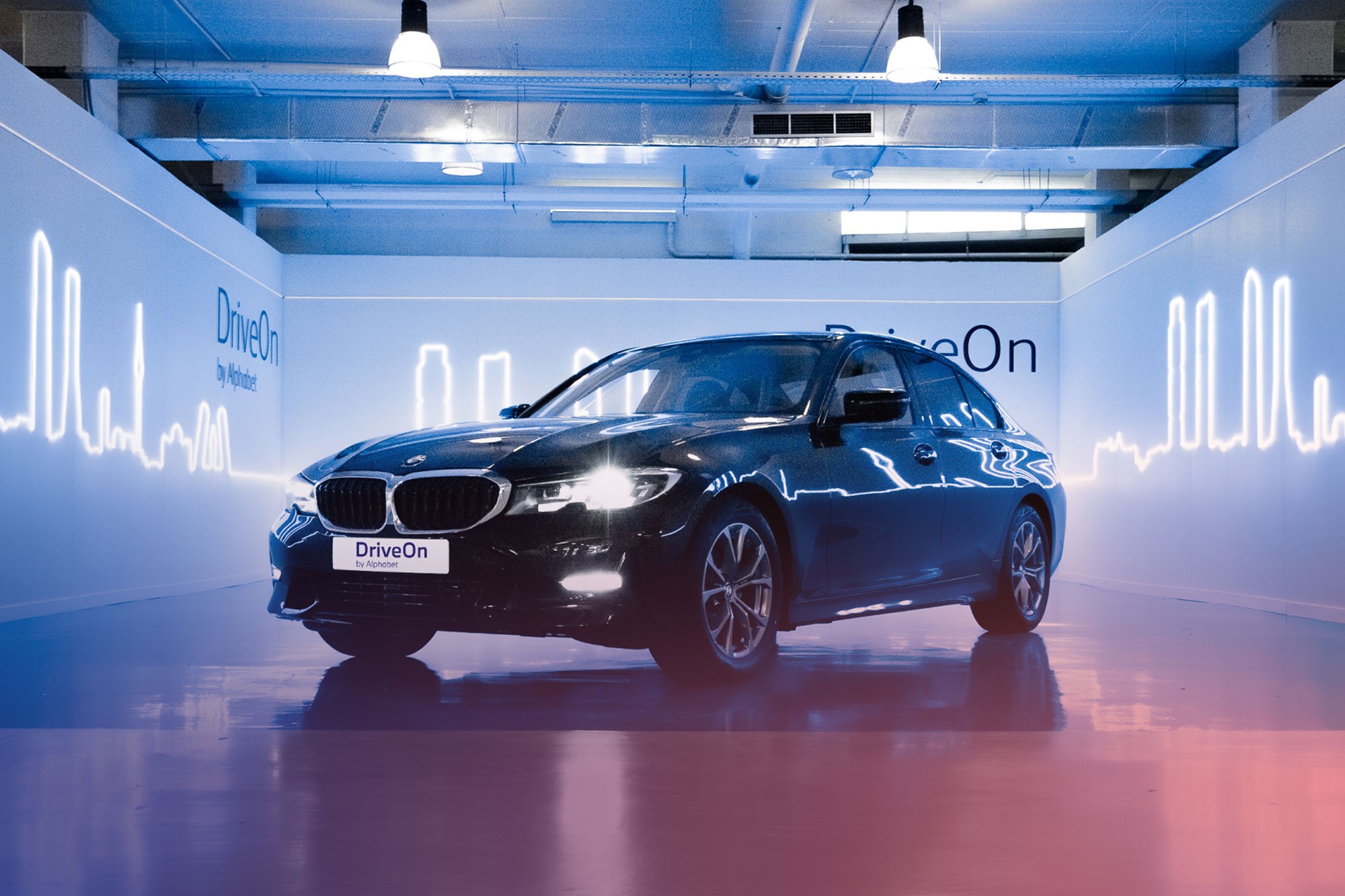 Portfolio Thankium: Pagina Drive On con Coche BMW negro en exhibición con iluminación moderna y fondo azul.