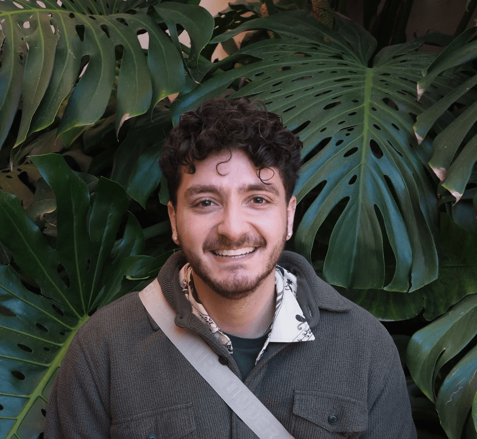 Black and white image of people working at a table with laptops, showing hands gesturing during discussion of digital content displayed on screens, with fabrica® logo in the corner.
