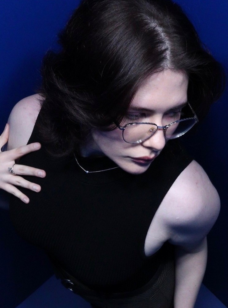 woman wearing black long-sleeved shirt focus photography