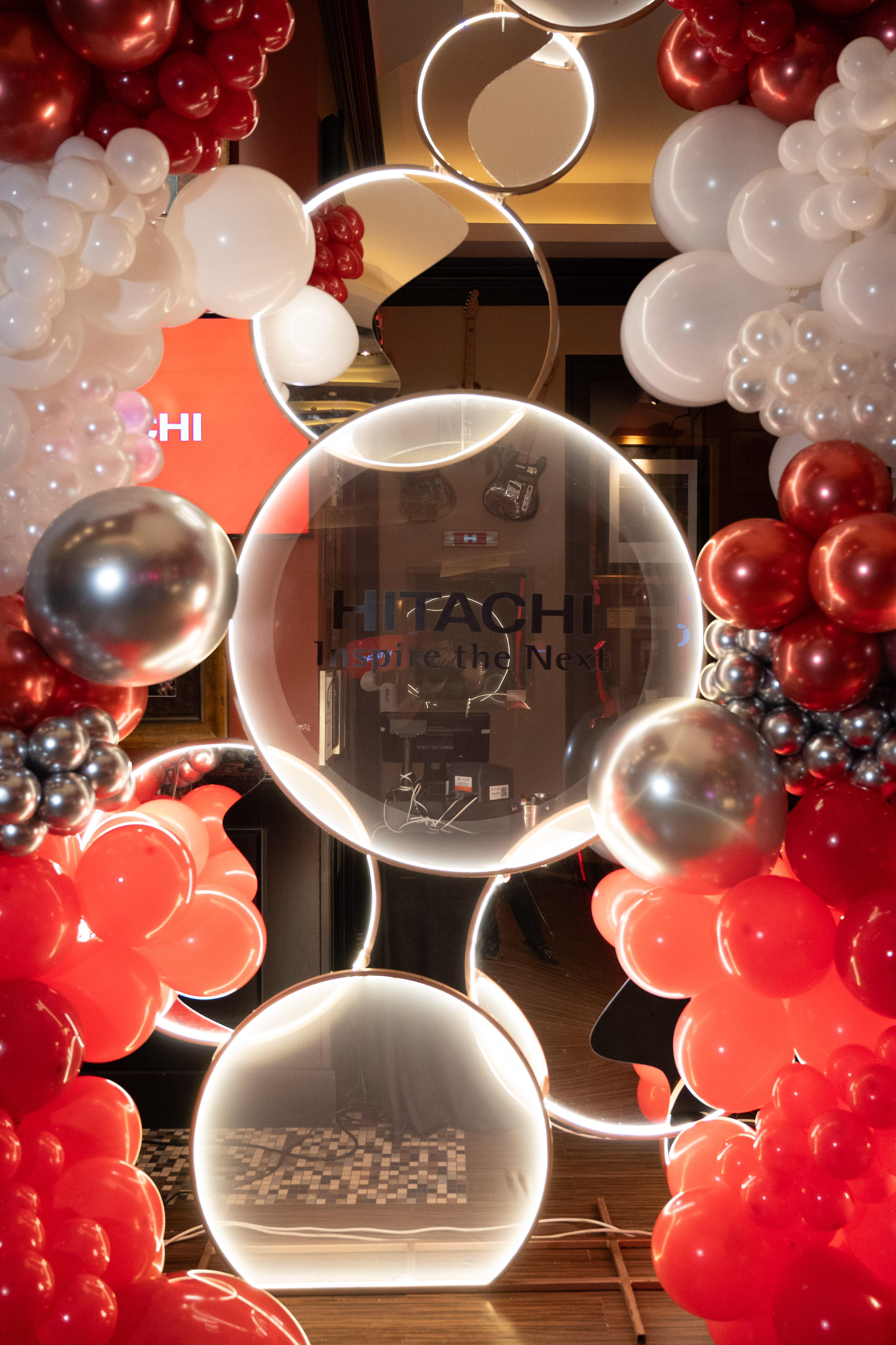 Ședință foto business la Ateneul Român – portret bărbat în cămașă albă și cravată neagră