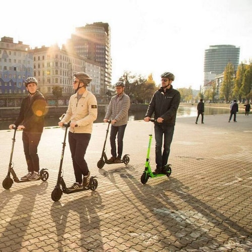 Старый город Кракова: билеты на 2-часовой тур на электросамокатах в Кракове