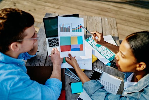 colaboradores falando sobre educação financeira.