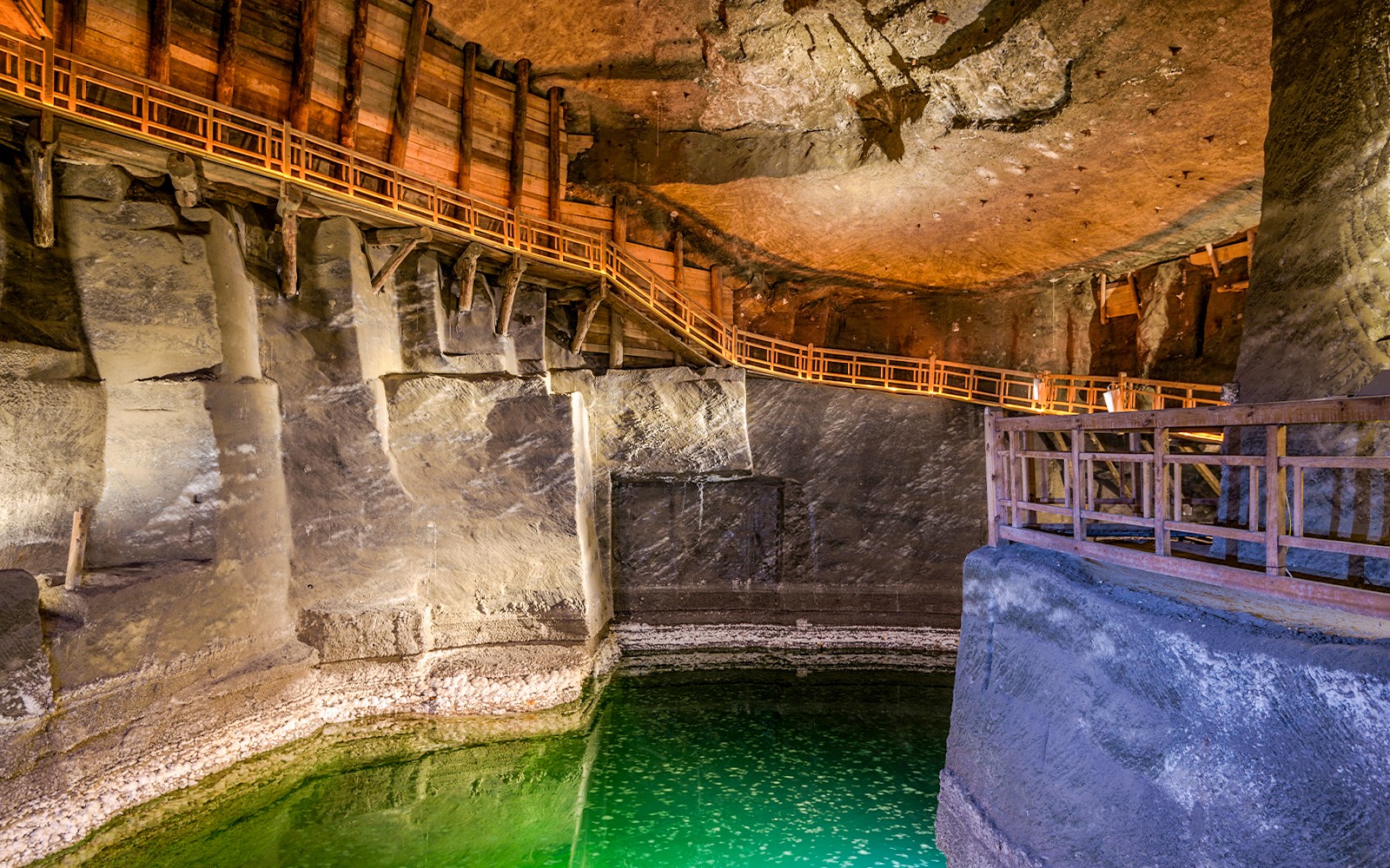 Neðanjarðar stöðuvatn með göngubrúm úr tré í Wieliczka saltnámunum í Póllandi.