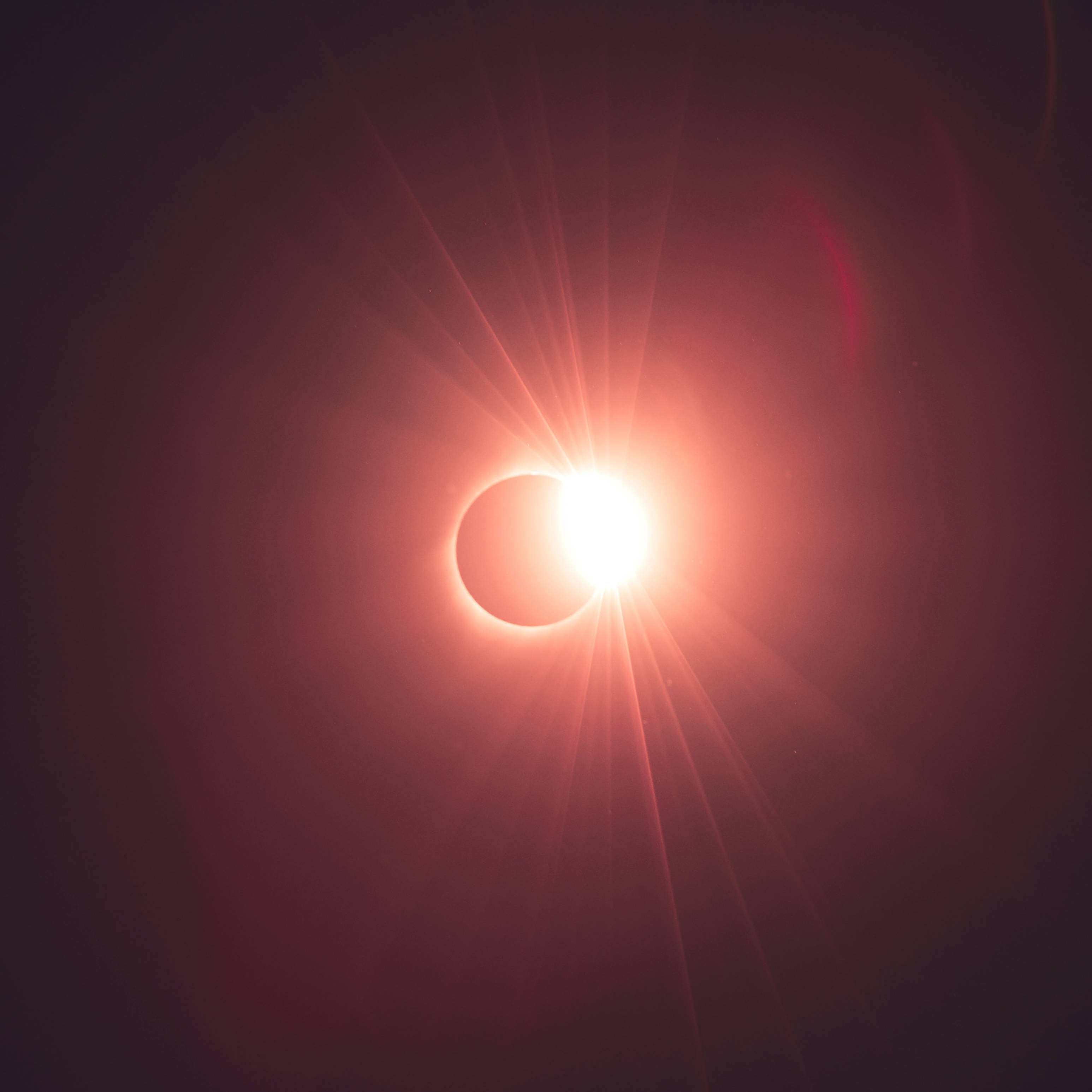 el efecto de anillo de diamante durante un eclipse solar
