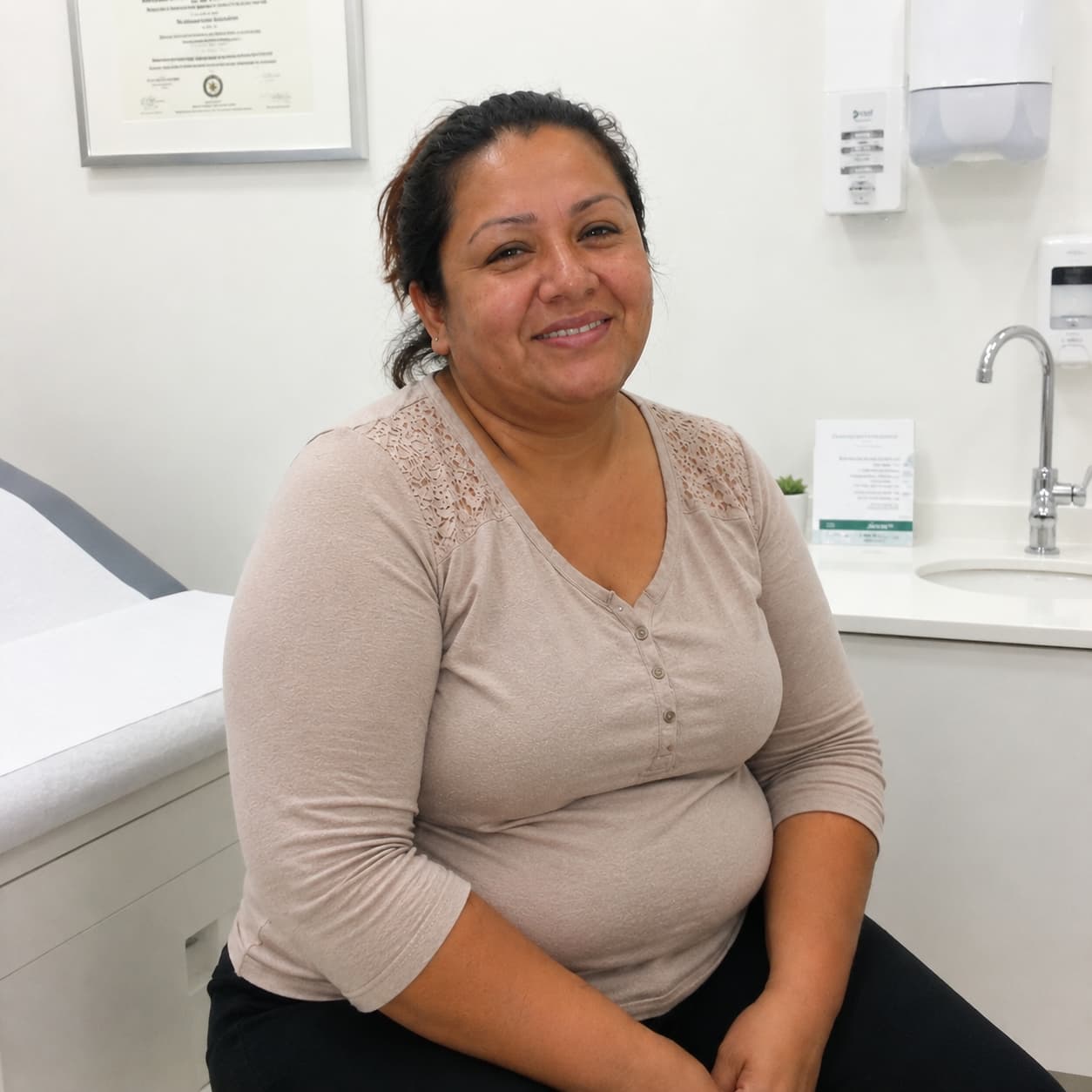 Especialista en artroscopia de hombro y rodilla en Monterrey durante consulta