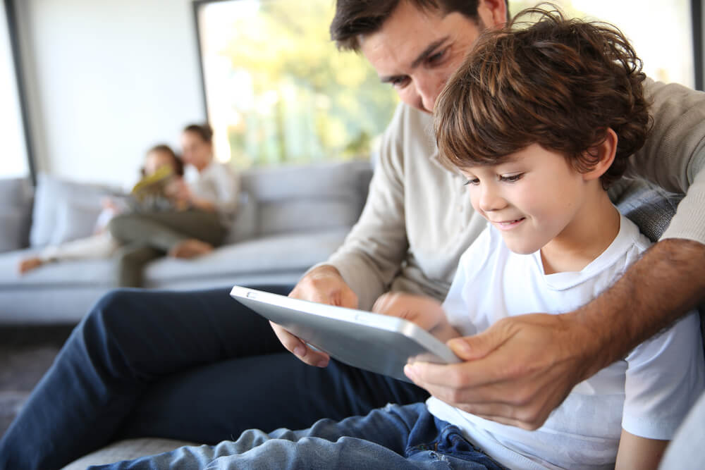 Pai e filho olhando para tablet