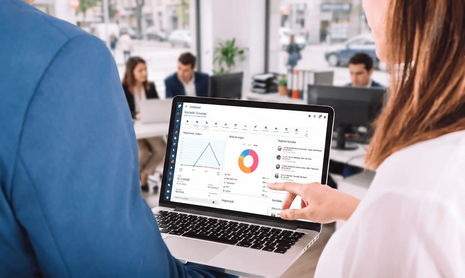 Pessoa com o notebook aberto configurando o sistema
