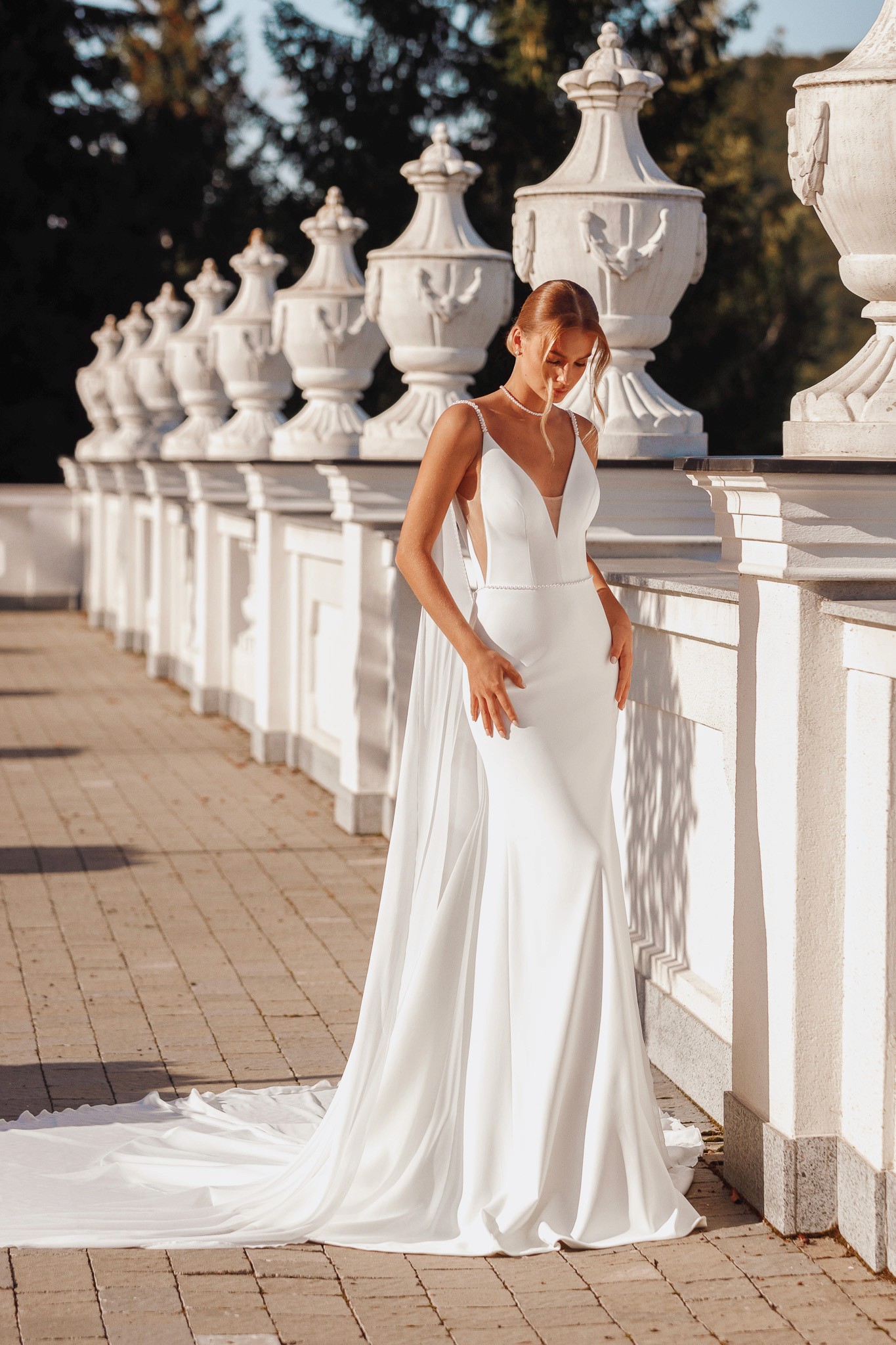 Clean Chic Brautkleid mit figurbetontem Rock und dezenten Details