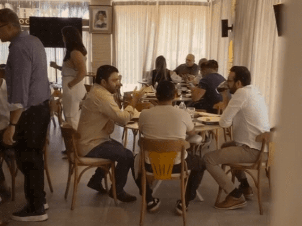 Gestores e parceiros conversam durante o almoço executivo no Illa Mare, em Fortaleza.