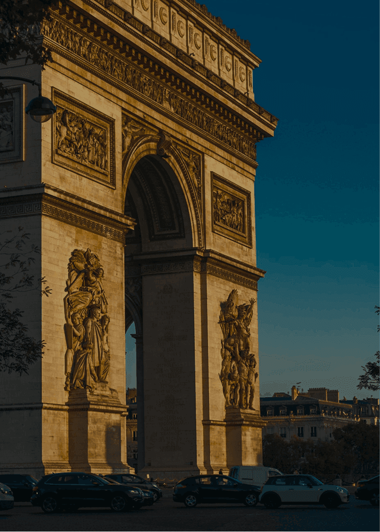 vue sur l'arc de triomphe au coucher de soleil